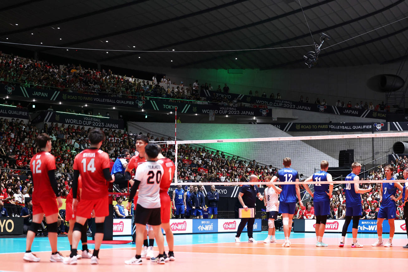 日本対フィンランド　第3S、カメラを固定するワイヤーが外れ一時中断となる（撮影・河田真司）