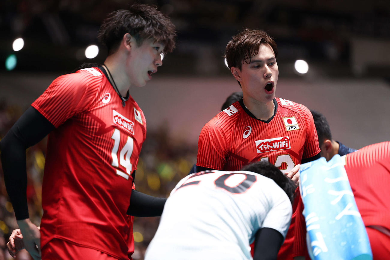 日本対フィンランド　　第1S、声出しする高橋藍（右）と石川（撮影・河田真司）