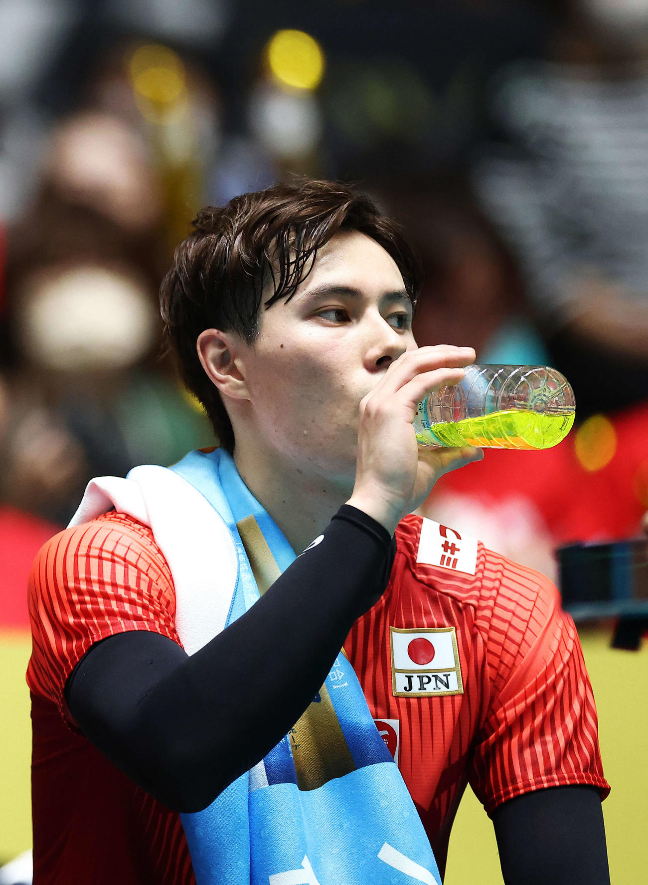日本対フィンランド　水分補給する高橋藍（撮影・河田真司）