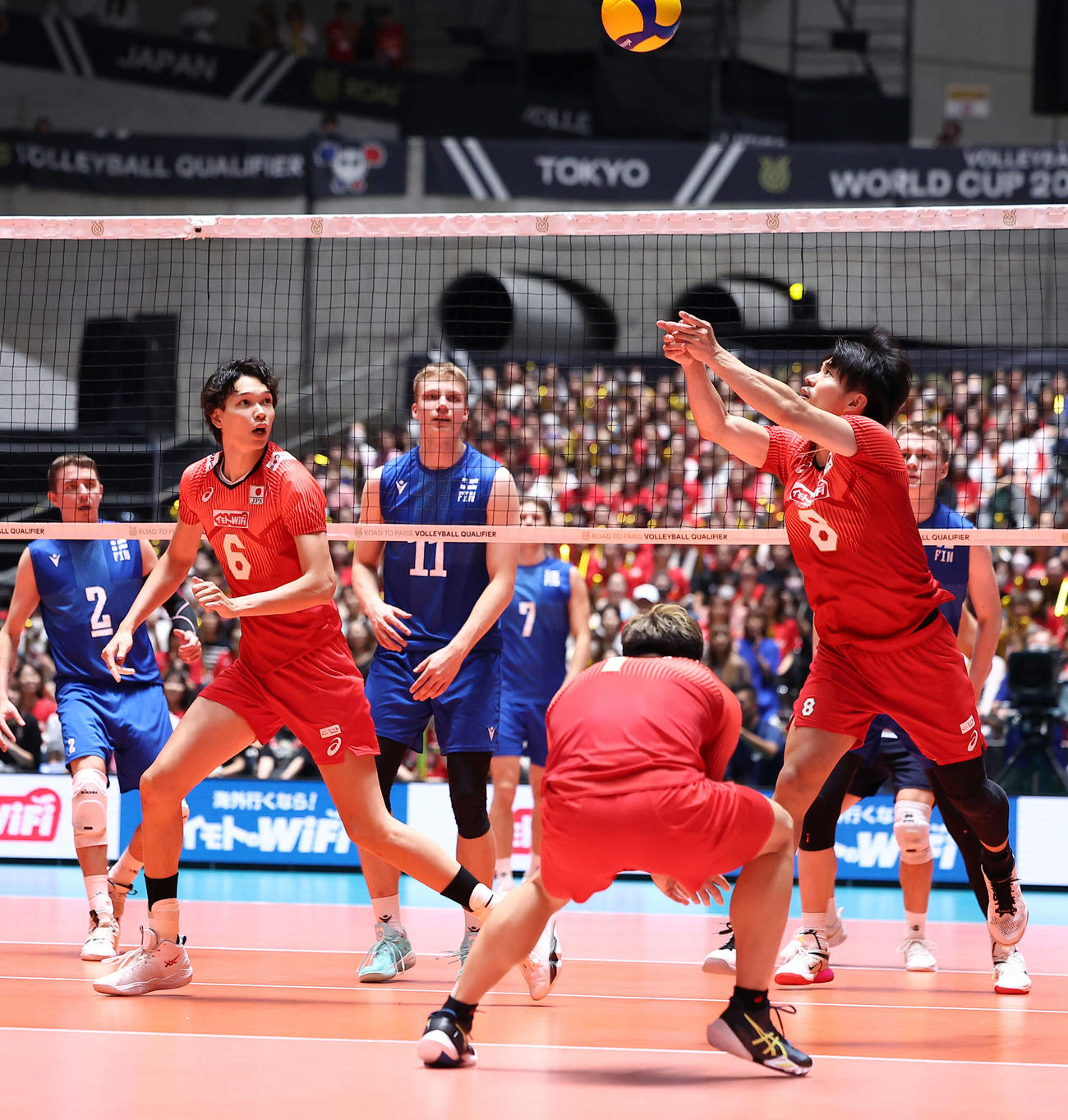 日本対フィンランド　第3S、ボールをパスする関田（右）（撮影・河田真司）