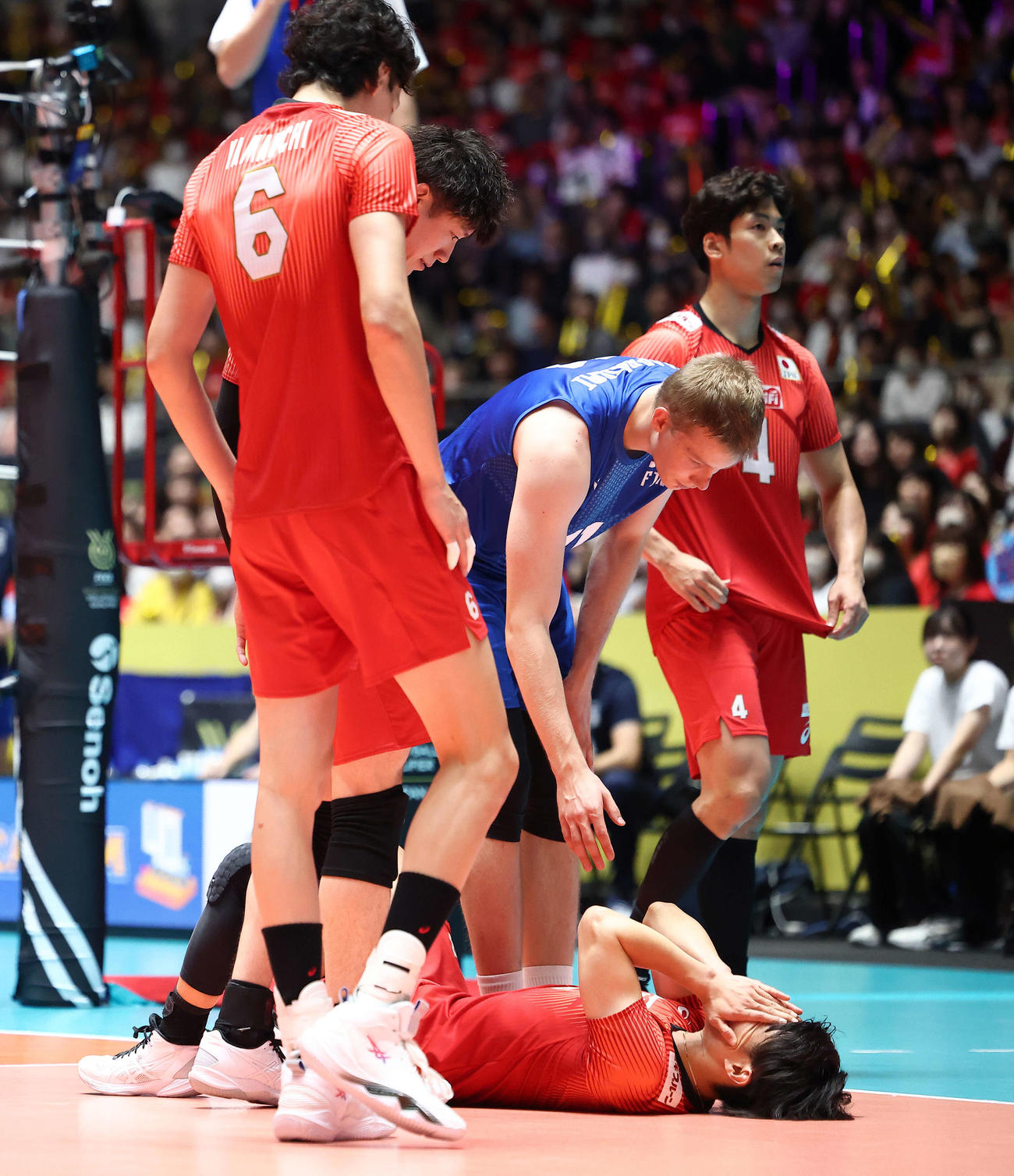 日本対フィンランド　第4S、ボールが顔面に当たり倒れ込む関田（撮影・河田真司）