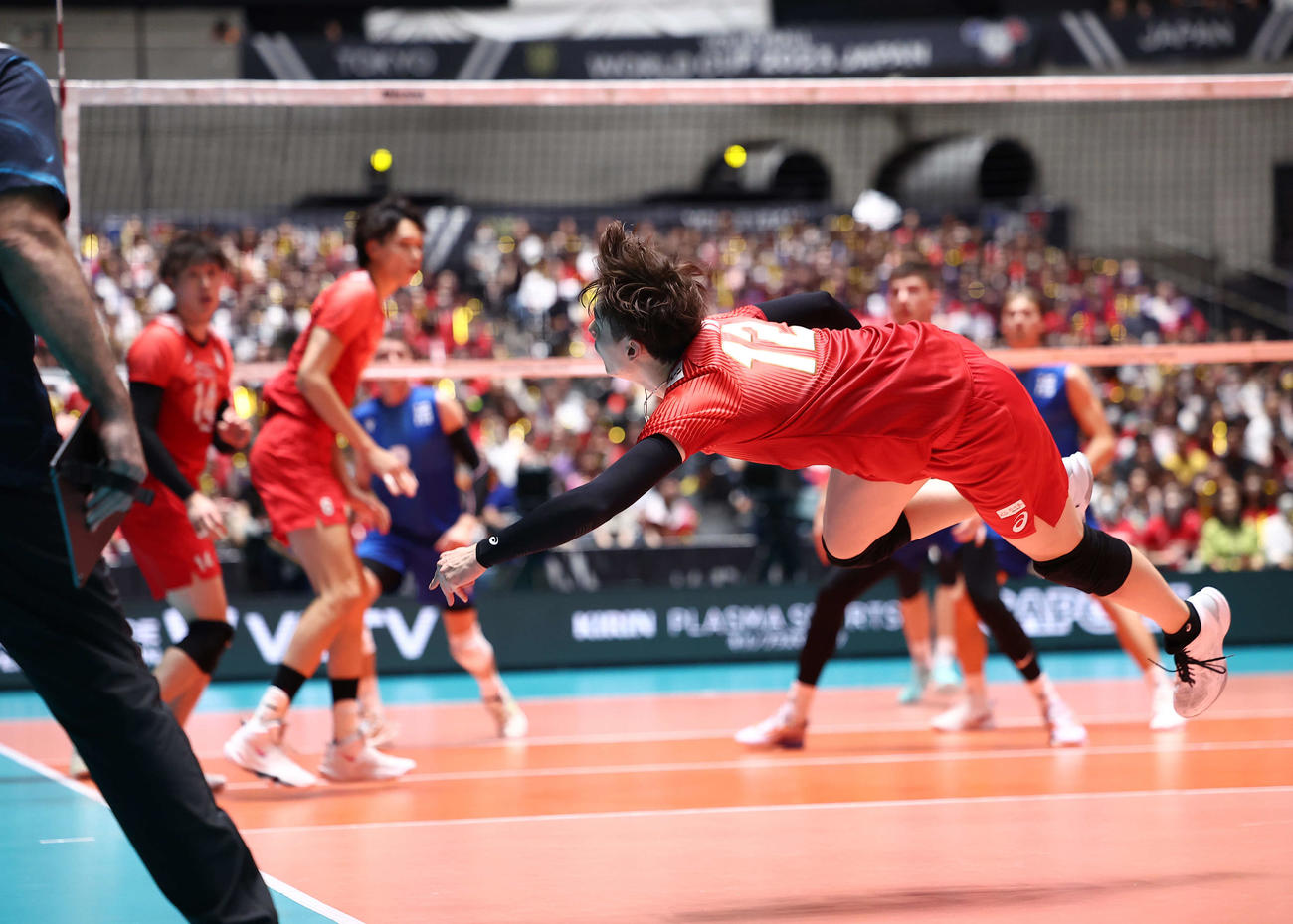 日本対フィンランド　第1S、ボールに飛びつく高橋藍（撮影・河田真司）
