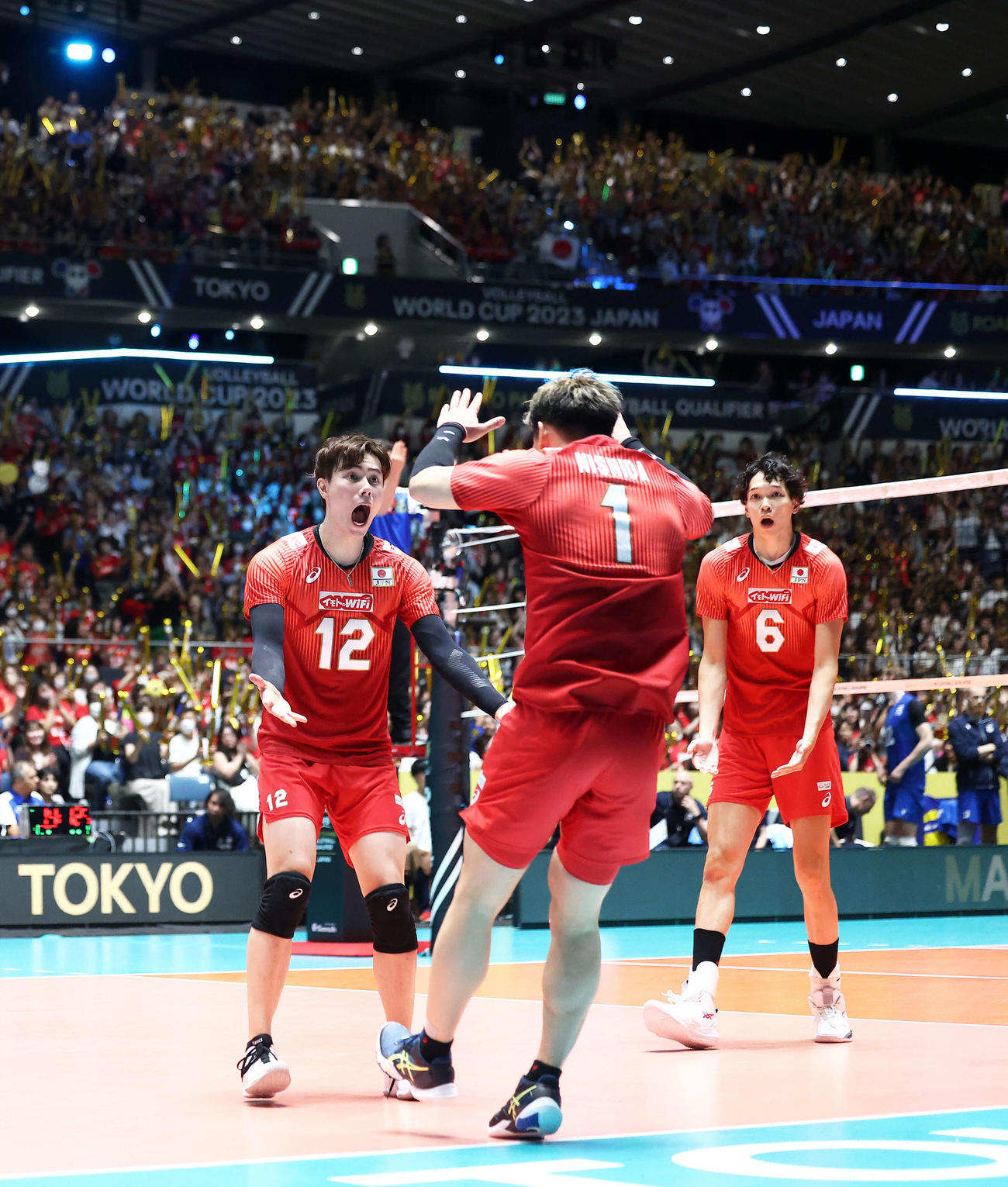 日本対フィンランド　第5S、ポイントした西田（中央）を迎える高橋藍（撮影・河田真司）