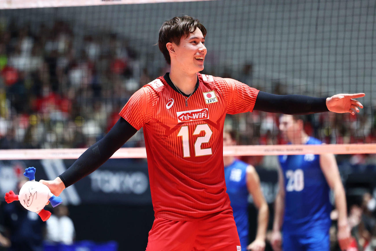 日本対フィンランド　フィンランドに勝利し、サイン入りバボちゃん人形を手に笑顔を見せる高橋藍（撮影・河田真司）