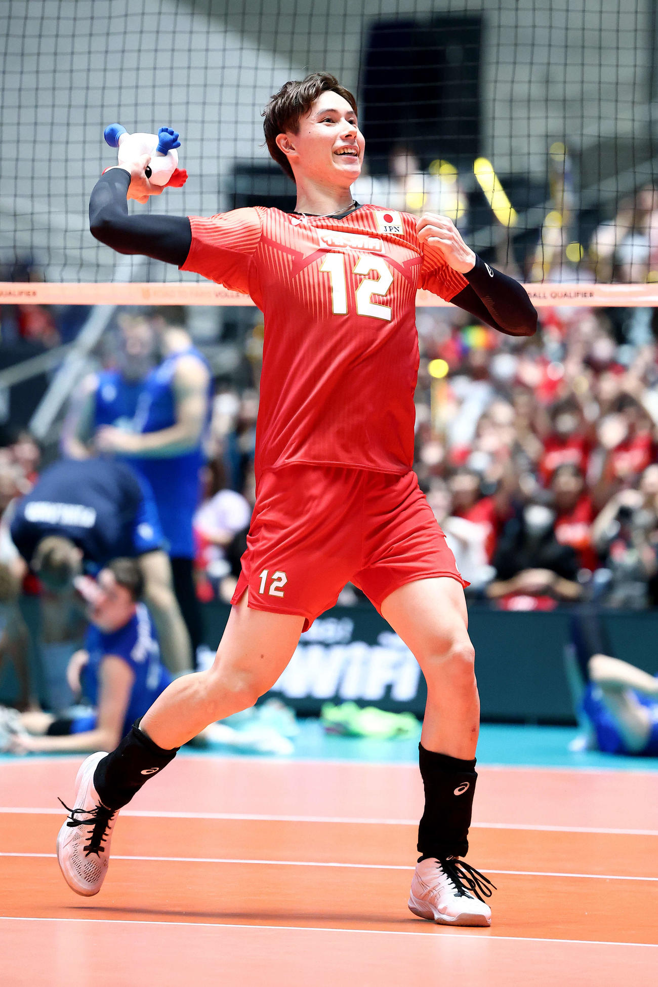 日本対フィンランド　フィンランドに勝利し、サイン入りバボちゃん人形を観客席に投げ入れる高橋藍（撮影・河田真司）