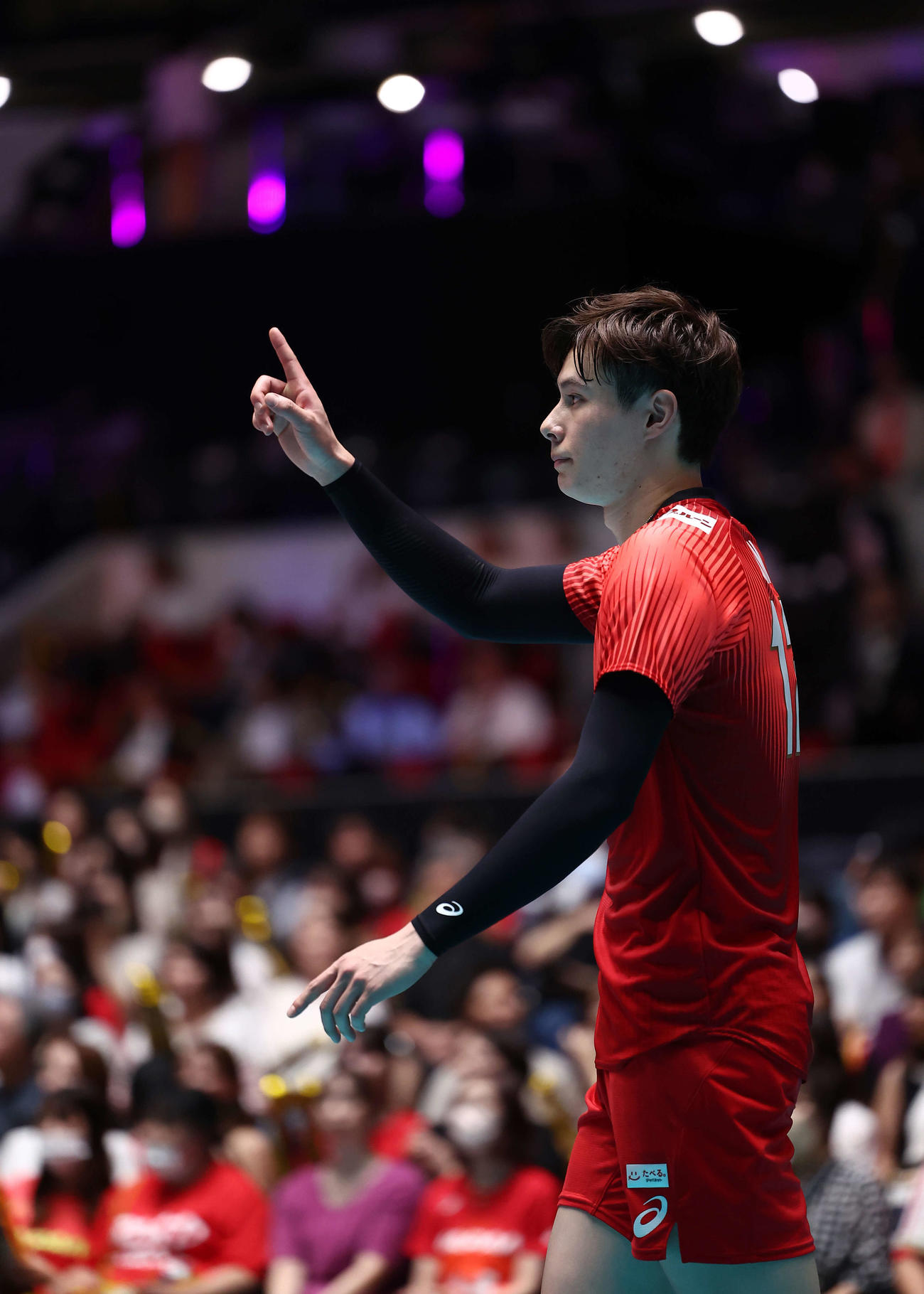 日本対フィンランド　第1S、サーブに臨む高橋藍（撮影・河田真司）