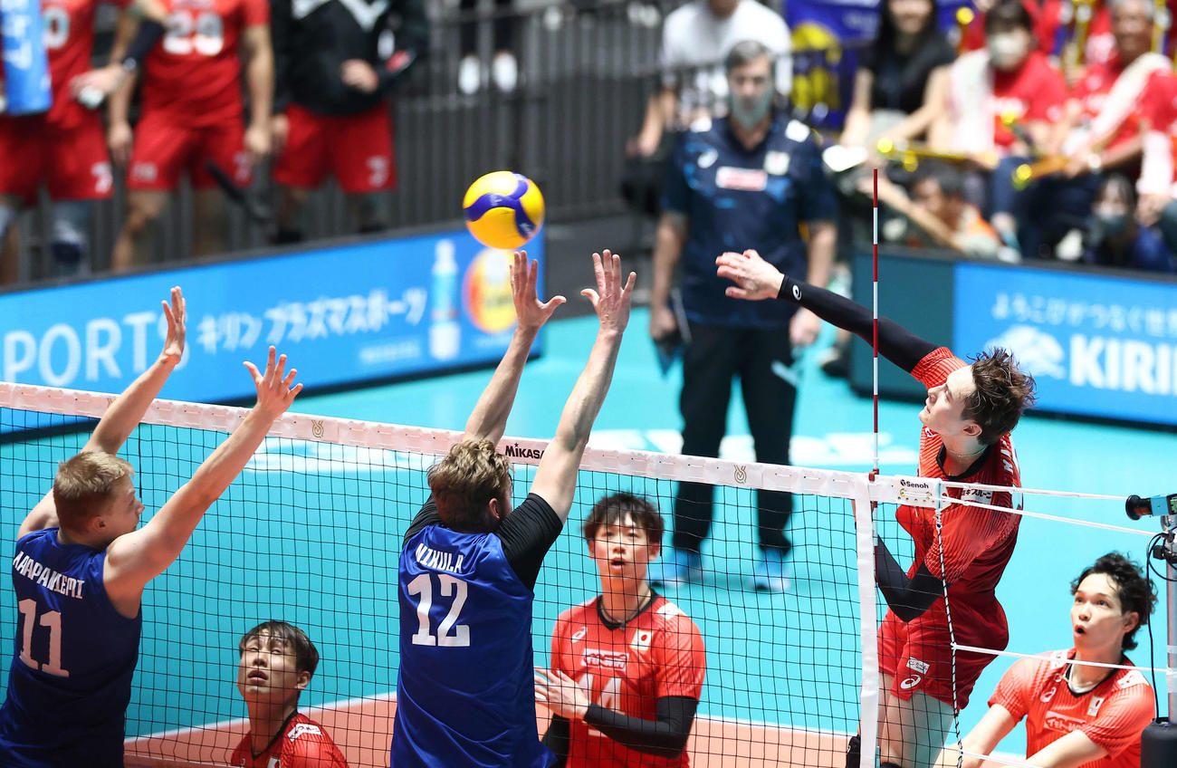 日本対フィンランド　第2S、スパイクを放つ高橋藍（撮影・河田真司）
