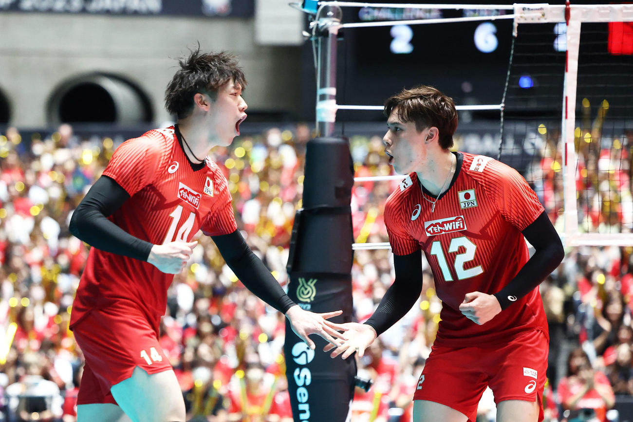 日本対フィンランド　第4S、ポイントし雄たけびを上げる石川（左）と高橋藍（撮影・河田真司）