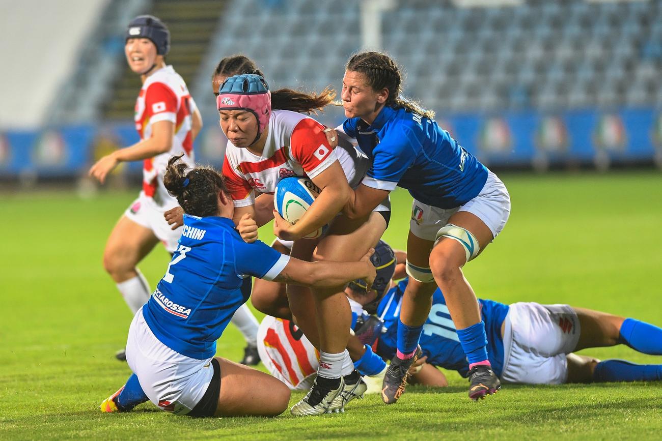 敵地でのイタリア戦で攻め込む赤と白のジャージーの日本代表「サクラフィフティーン」（C）JRFU