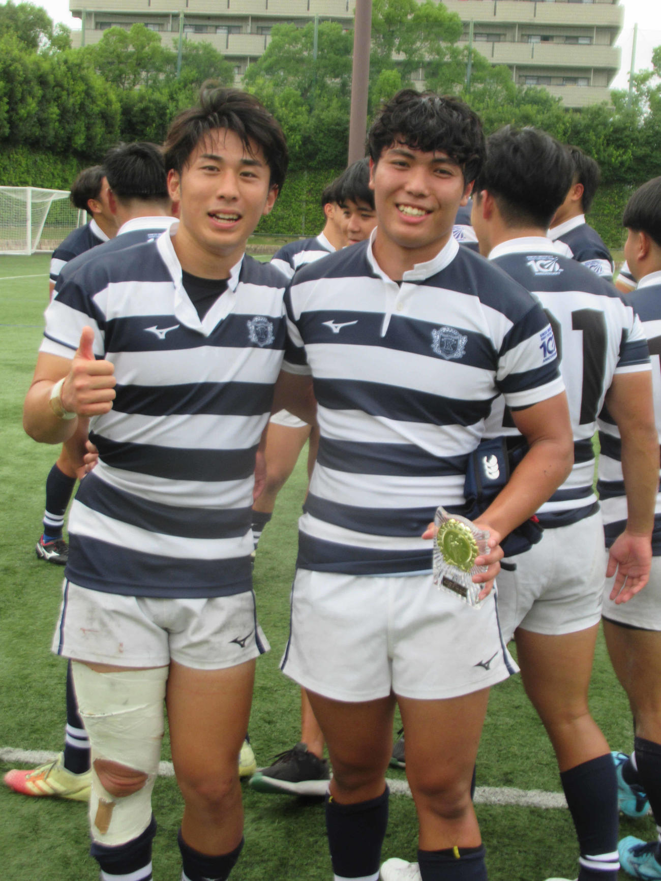 同志社大に逆転勝ちした関西大の立役者SO池澤（右）はCTB立石と喜ぶ（撮影・実藤健一）