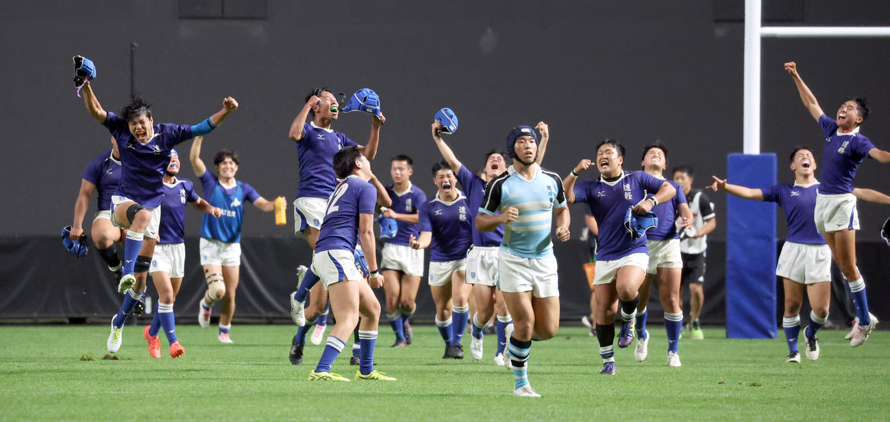遠軽対旭川龍谷　優勝し歓喜する遠軽フィフティーン。左は斉藤歩主将（撮影・佐藤翔太）