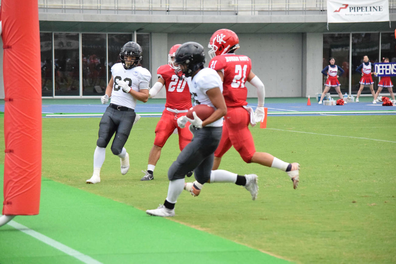 QB泉岳斗からTDパスを受けた京大WR上田大希
