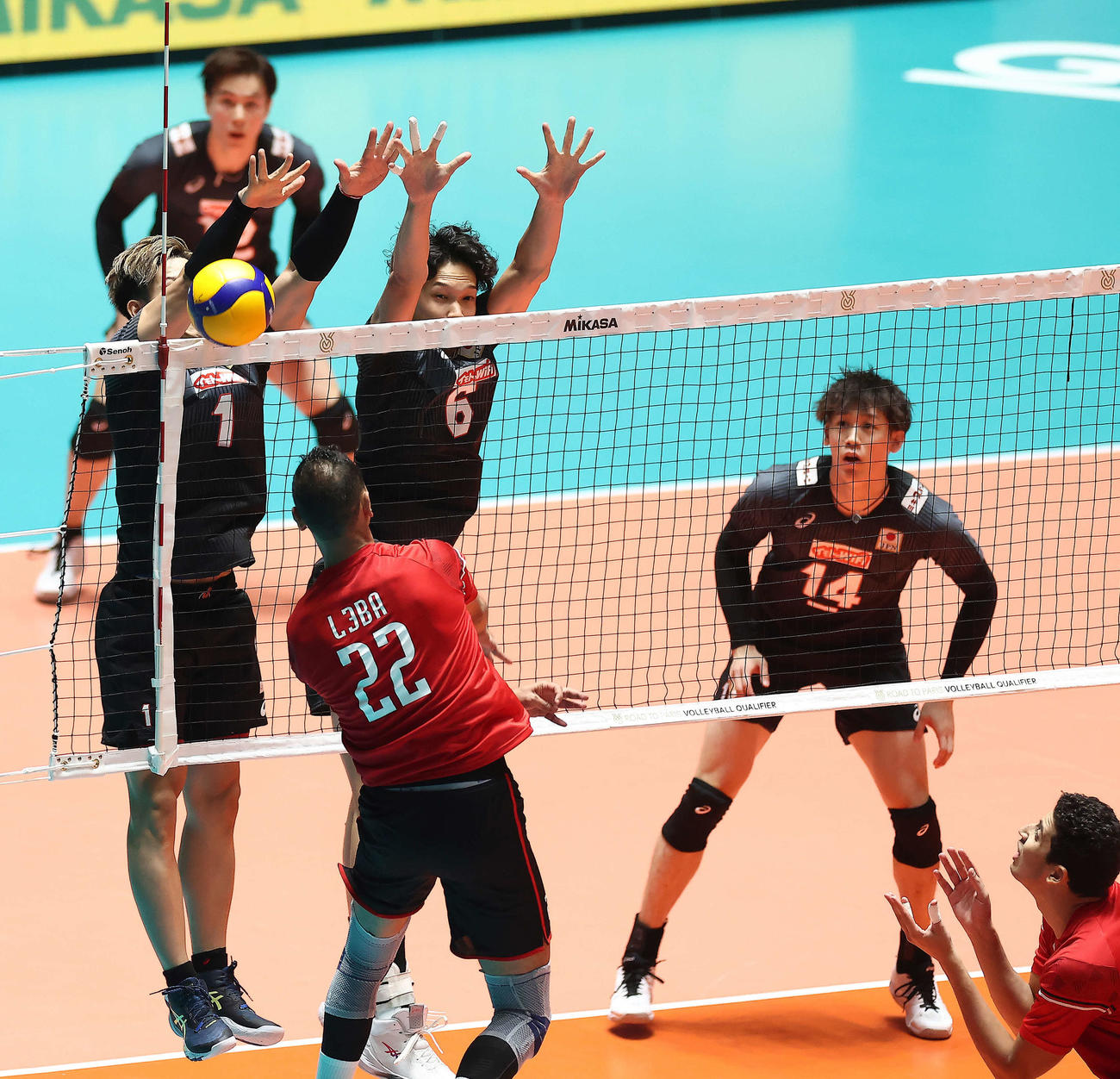 日本対エジプト　第1S、ブロックする西田（左）と山内（撮影・河田真司）