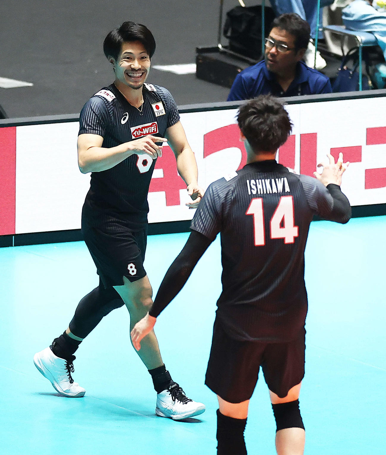 日本対エジプト　第1S、ポイントし笑顔を見せる関田（撮影・河田真司）