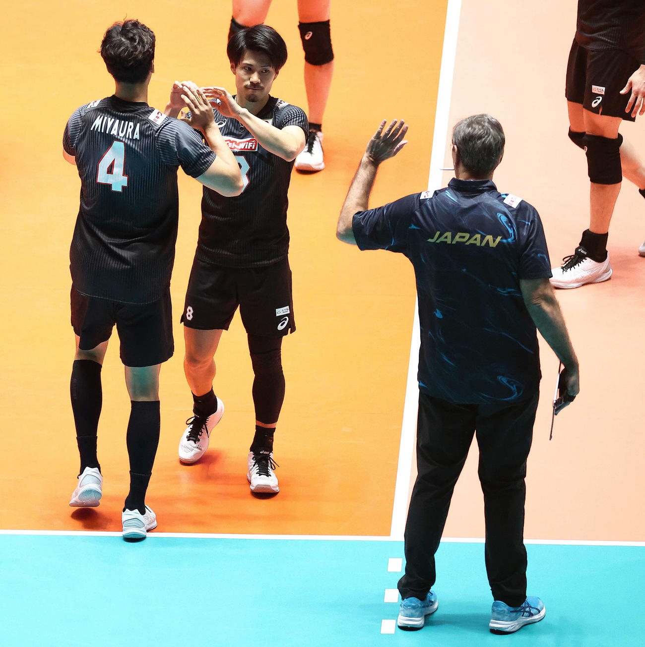 日本対エジプト　第1S、宮浦（左）と交代する関田（撮影・河田真司）