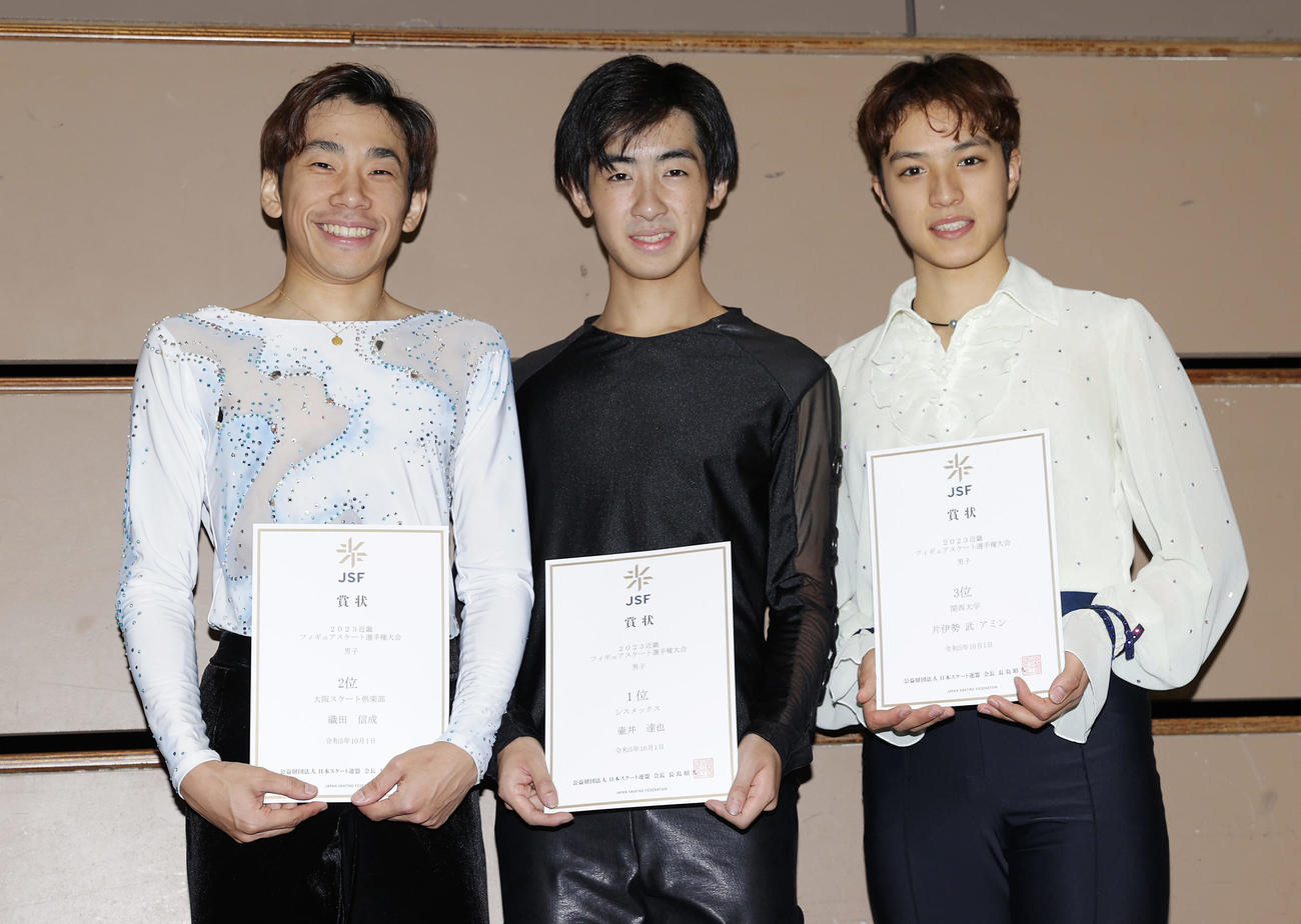 賞状を手に笑顔を見せる、左から2位織田、1位壷井、3位片伊勢（撮影・前田充）