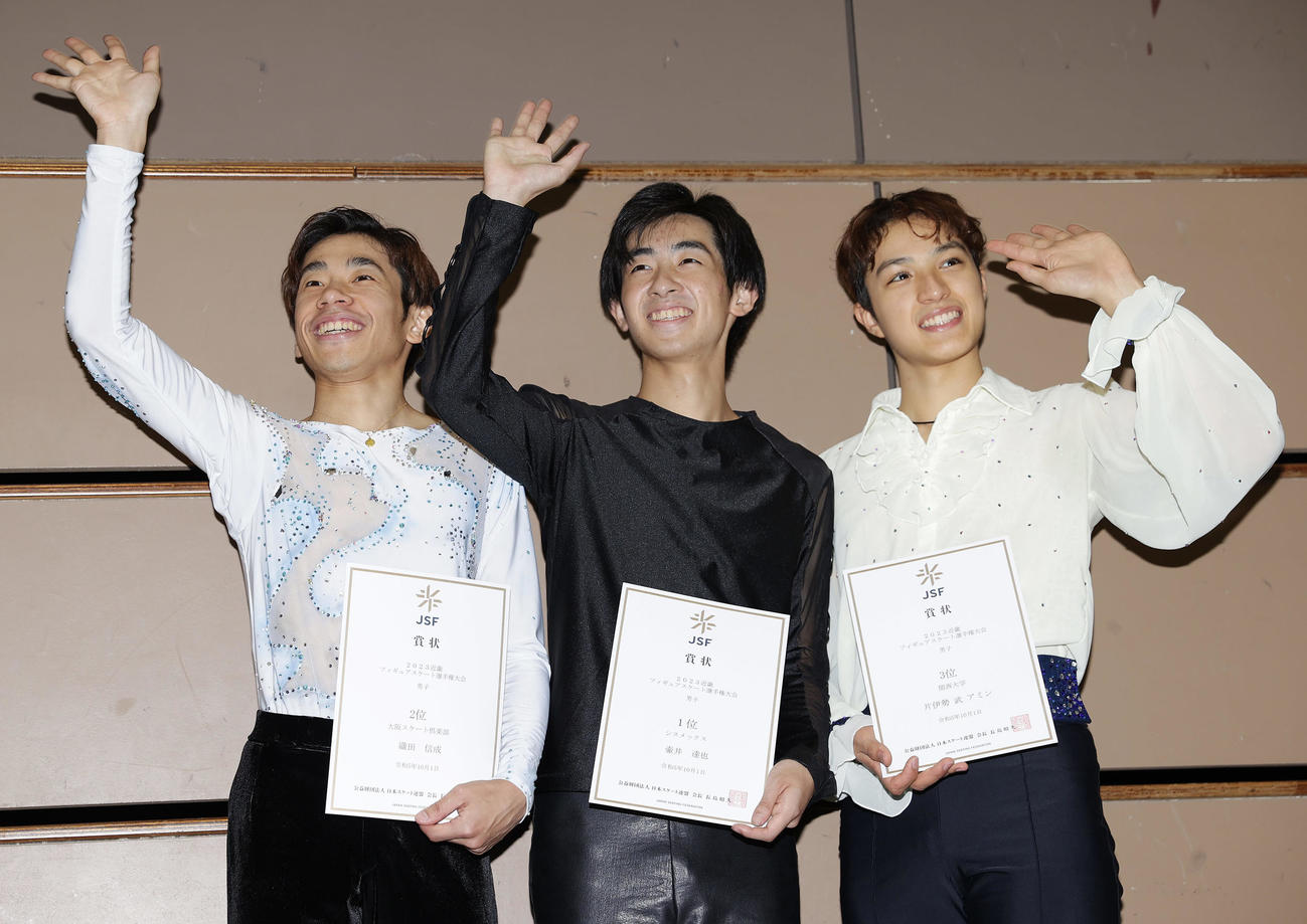 表彰式でファンに手を振る、左から2位織田、1位壷井、3位片伊勢（撮影・前田充）