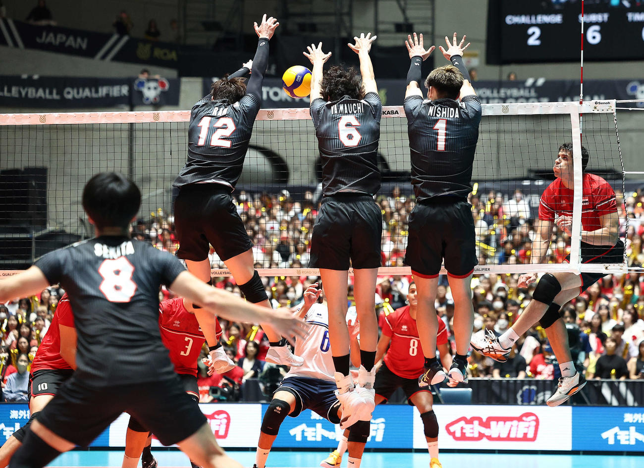 日本対エジプト　第3S、ブロックする高橋藍（左）（撮影・河田真司）