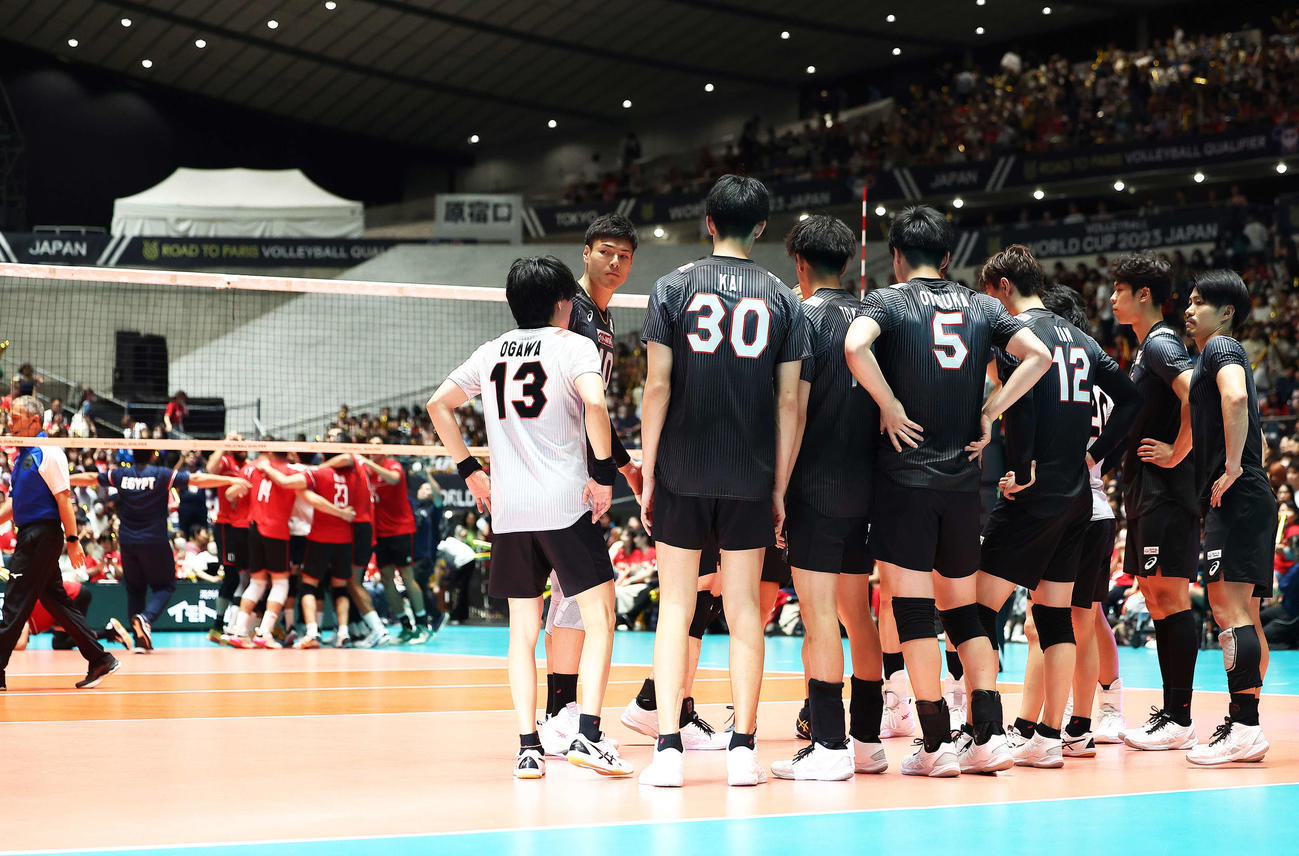 日本対エジプト　エジプトに敗れ、コートに集まる男子バレー日本代表（撮影・河田真司）