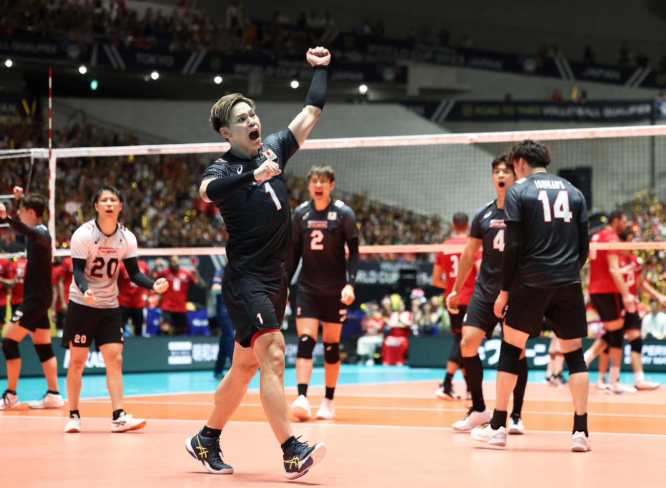 日本対エジプト　第3S、ポイントし観客席に向かいガッツポーズする西田（撮影・河田真司）