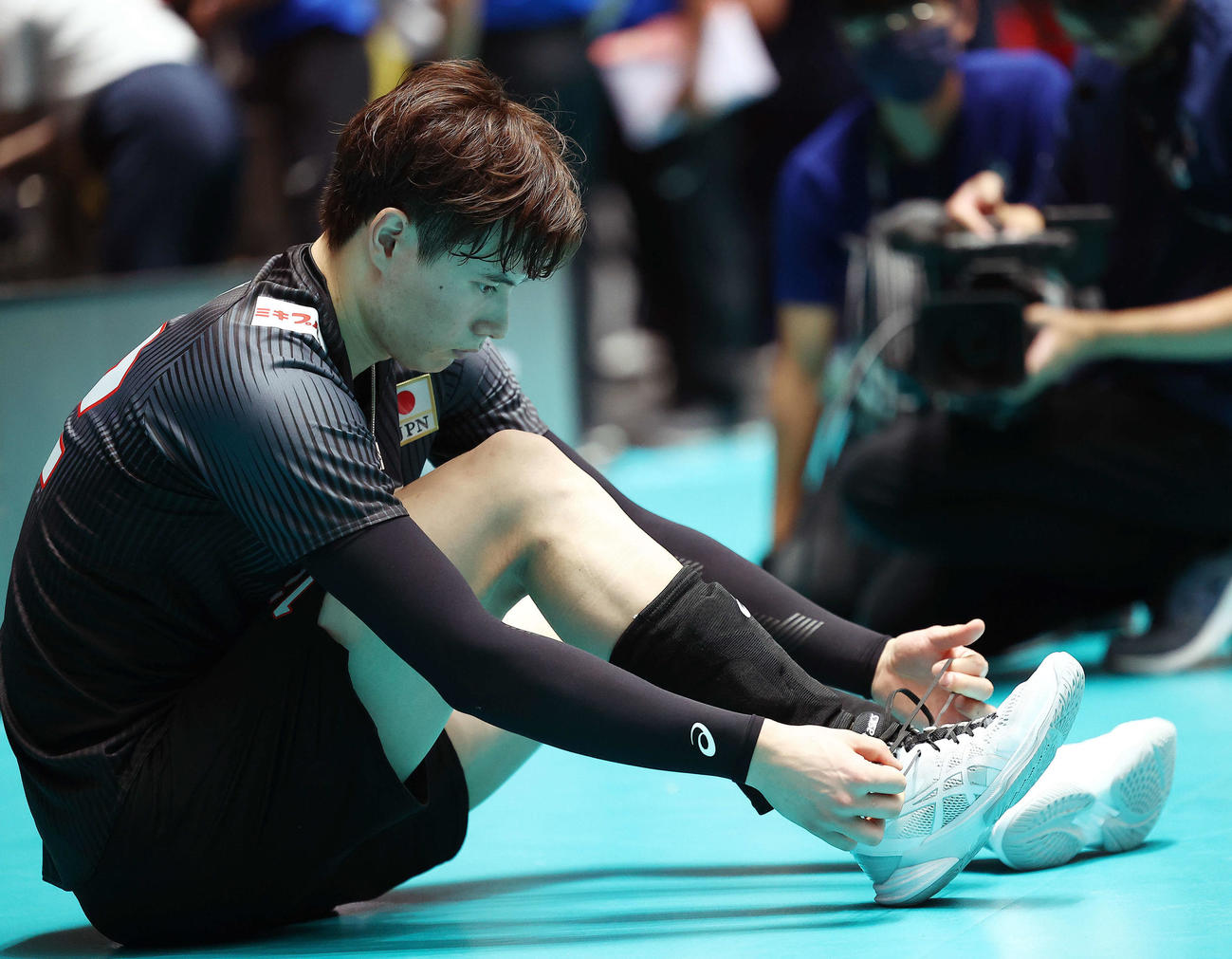 日本対エジプト　エジプトに敗れ、靴ひもを緩める高橋藍（撮影・河田真司）