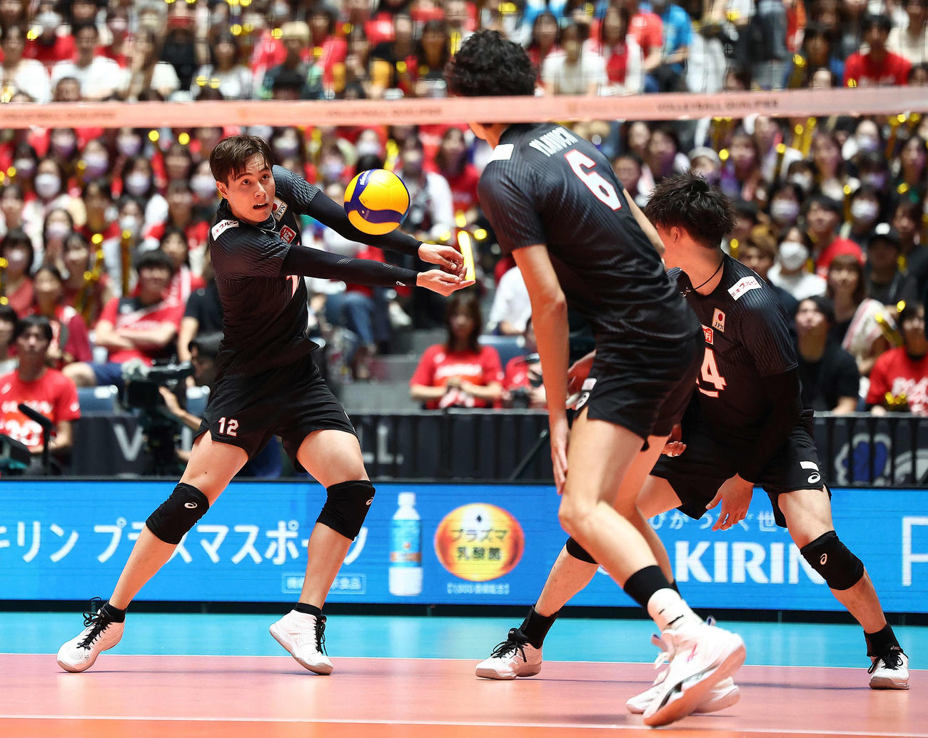 日本対エジプト　第4S、レシーブする高橋藍（撮影・河田真司）