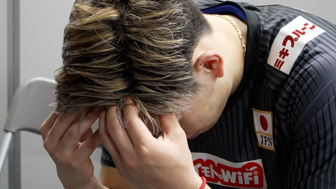 敗戦し、頭を抱える西田（C）JVA