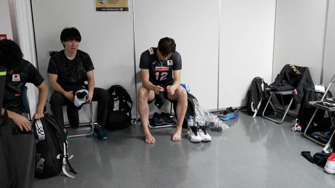 敗戦し、肩を落とす小川（左）と高橋藍（C）JVA
