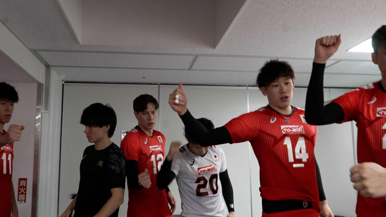 試合前に円陣を組む選手たち（C）JVA