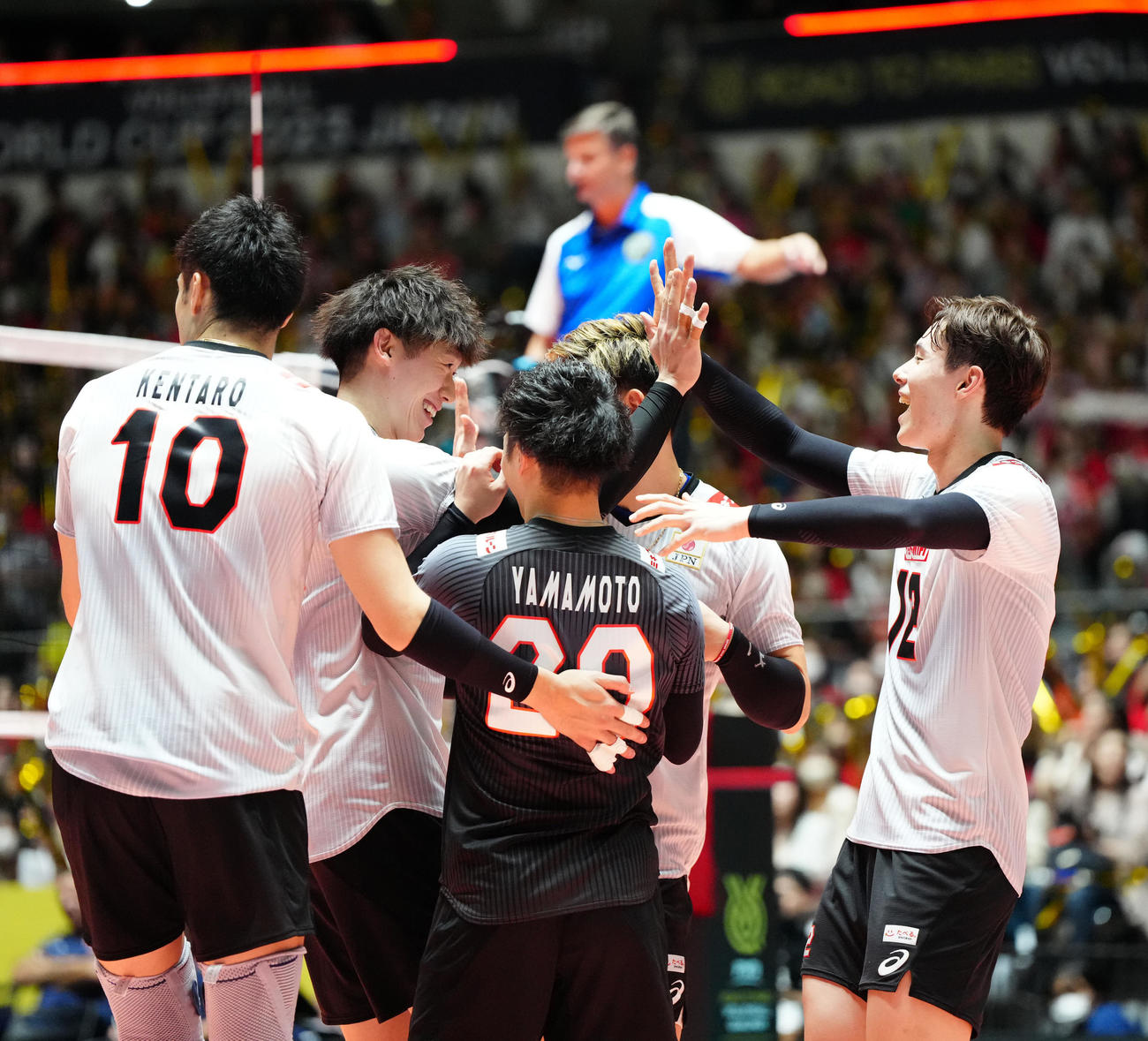 日本対チュニジア　第2セット、ブロックで得点し、喜ぶ石川（左から2人目）（撮影・江口和貴）