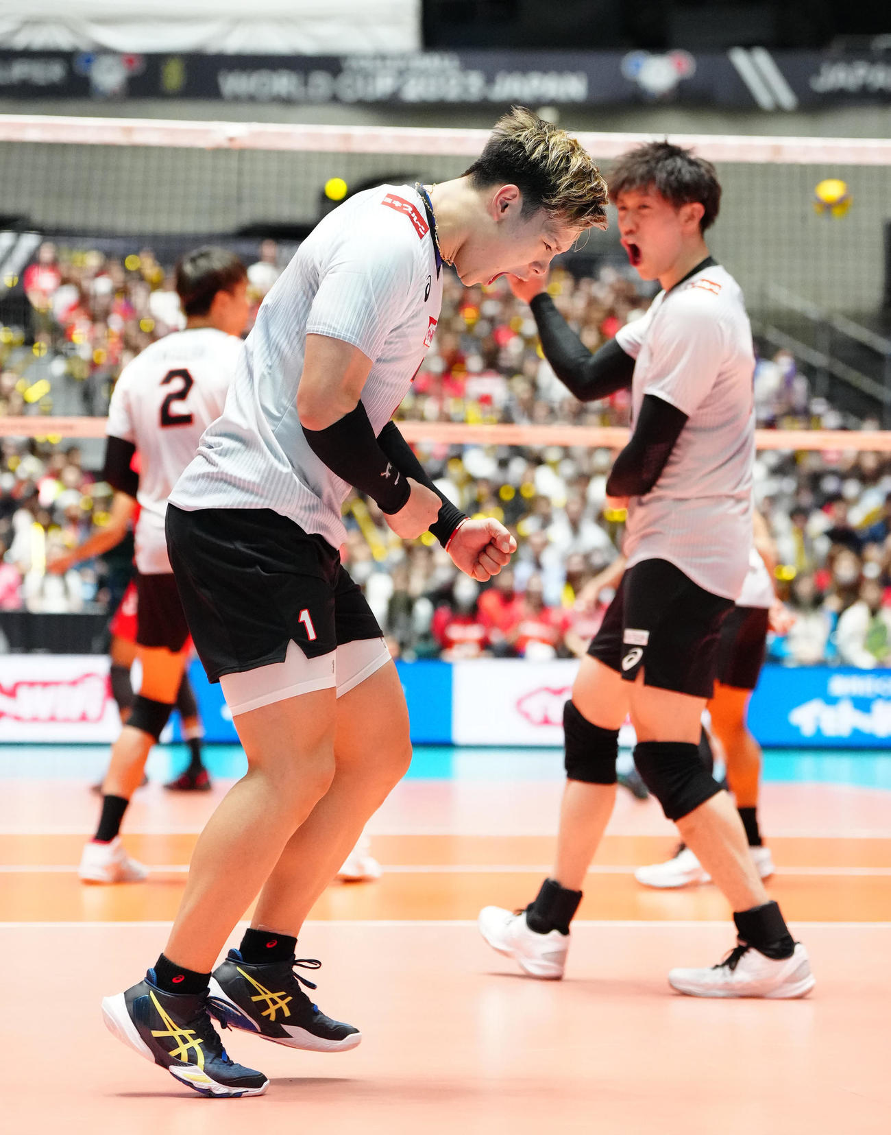 日本対チュニジア　第3セット、サービスエースを決め、雄たけびを上げる西田（撮影・江口和貴）