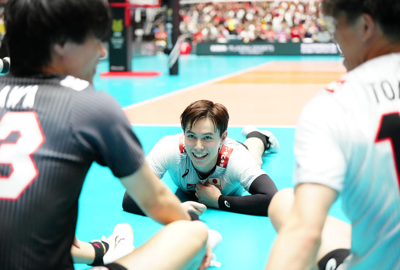 日本対チュニジア　試合後、寝そべる高橋藍（撮影・江口和貴）