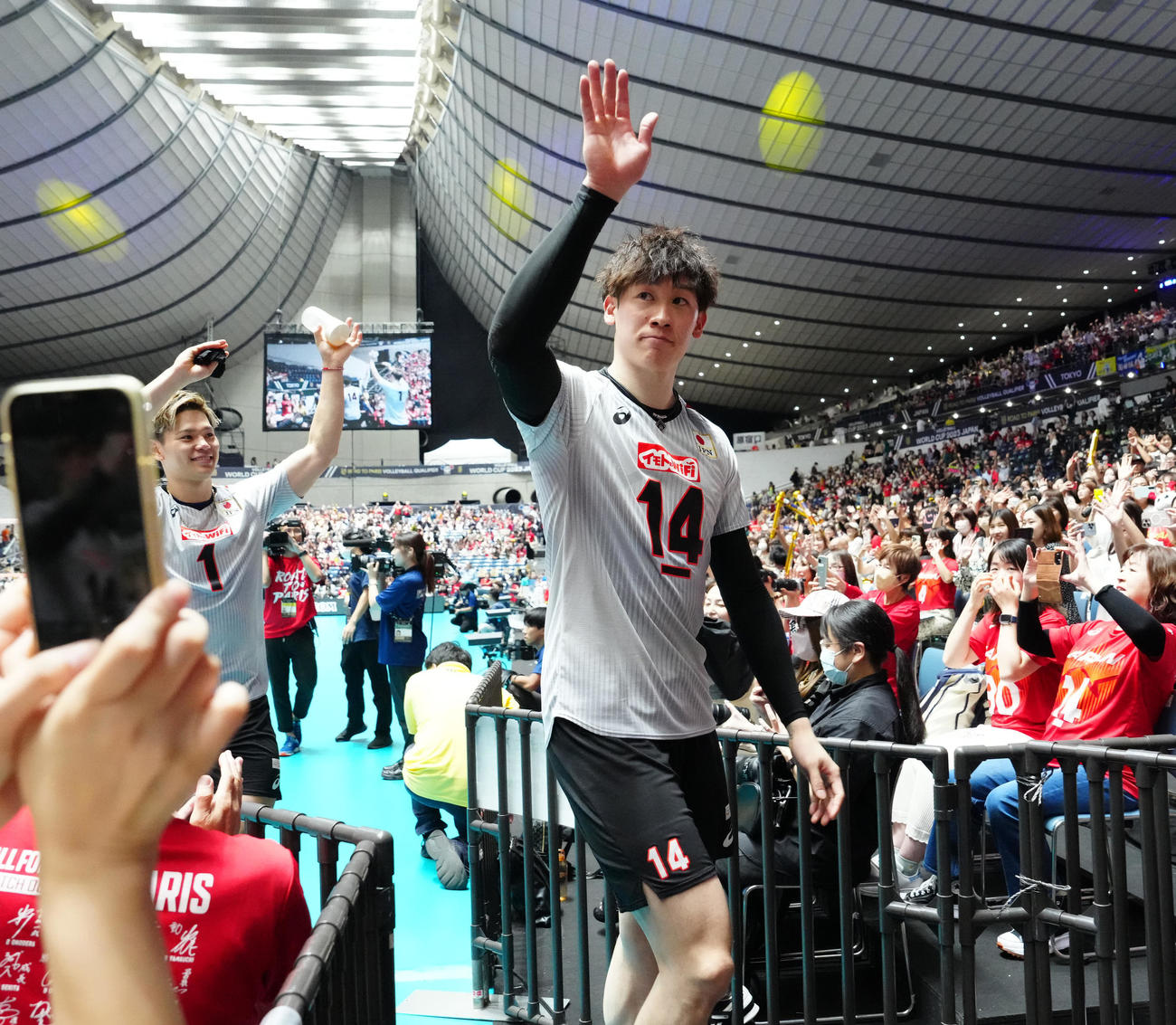 日本対チュニジア　試合後、ファンに振りながら引き揚げる石川（撮影・江口和貴）