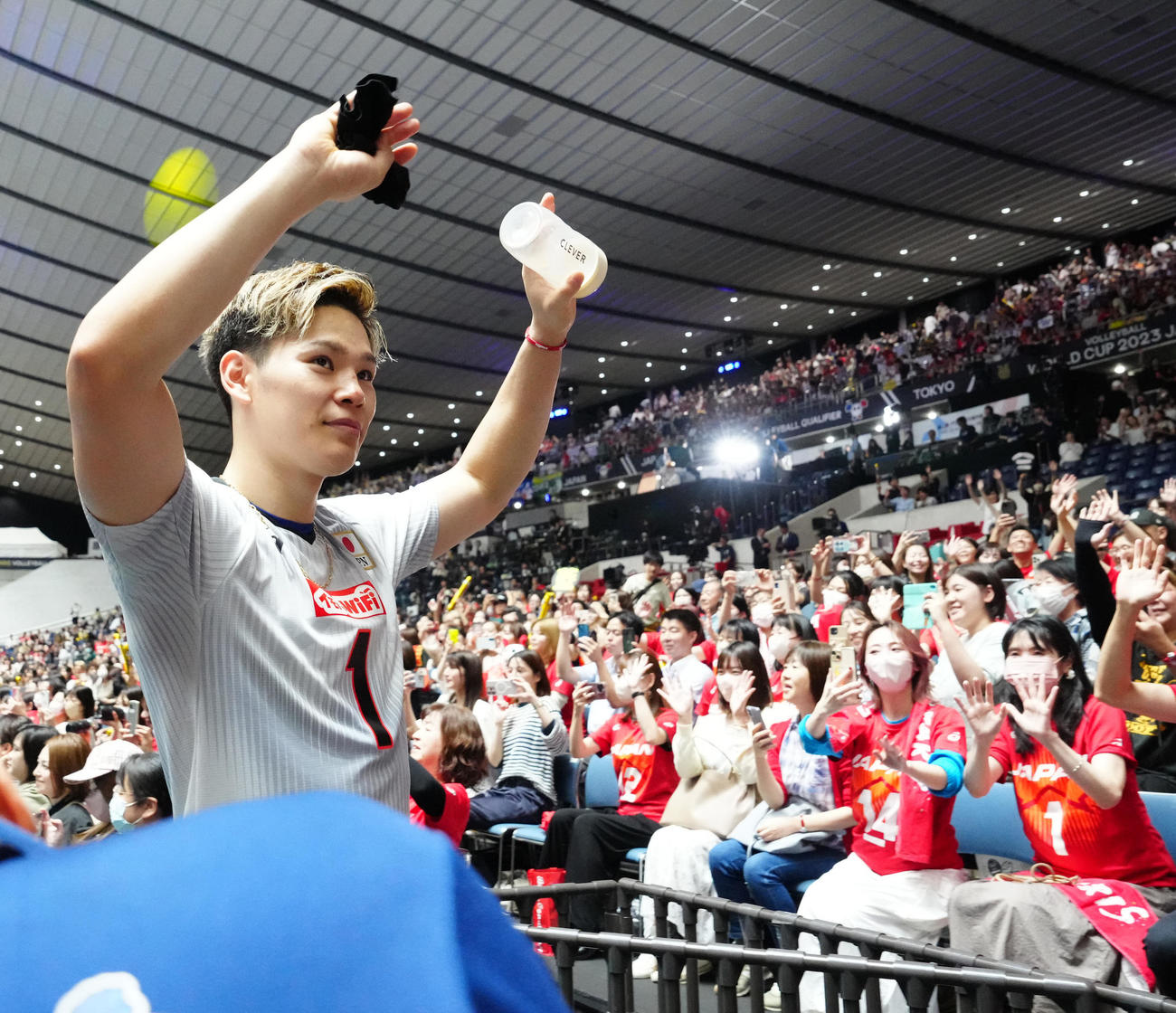 日本対チュニジア　試合後、ファンに振りながら引き揚げる西田（撮影・江口和貴）