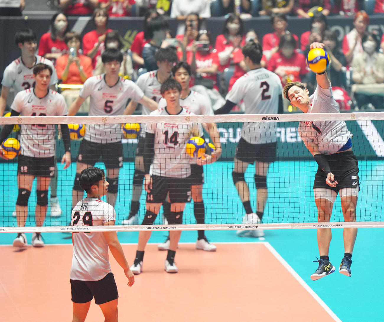 日本対チュニジア　試合前練習に臨む西田（右端）（撮影・江口和貴）