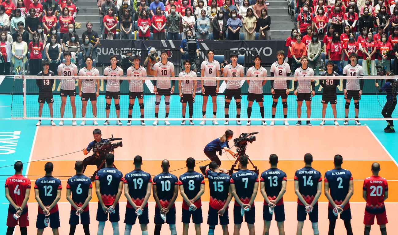 日本対チュニジア　試合前、君が代斉唱する日本代表の選手たち（撮影・江口和貴）