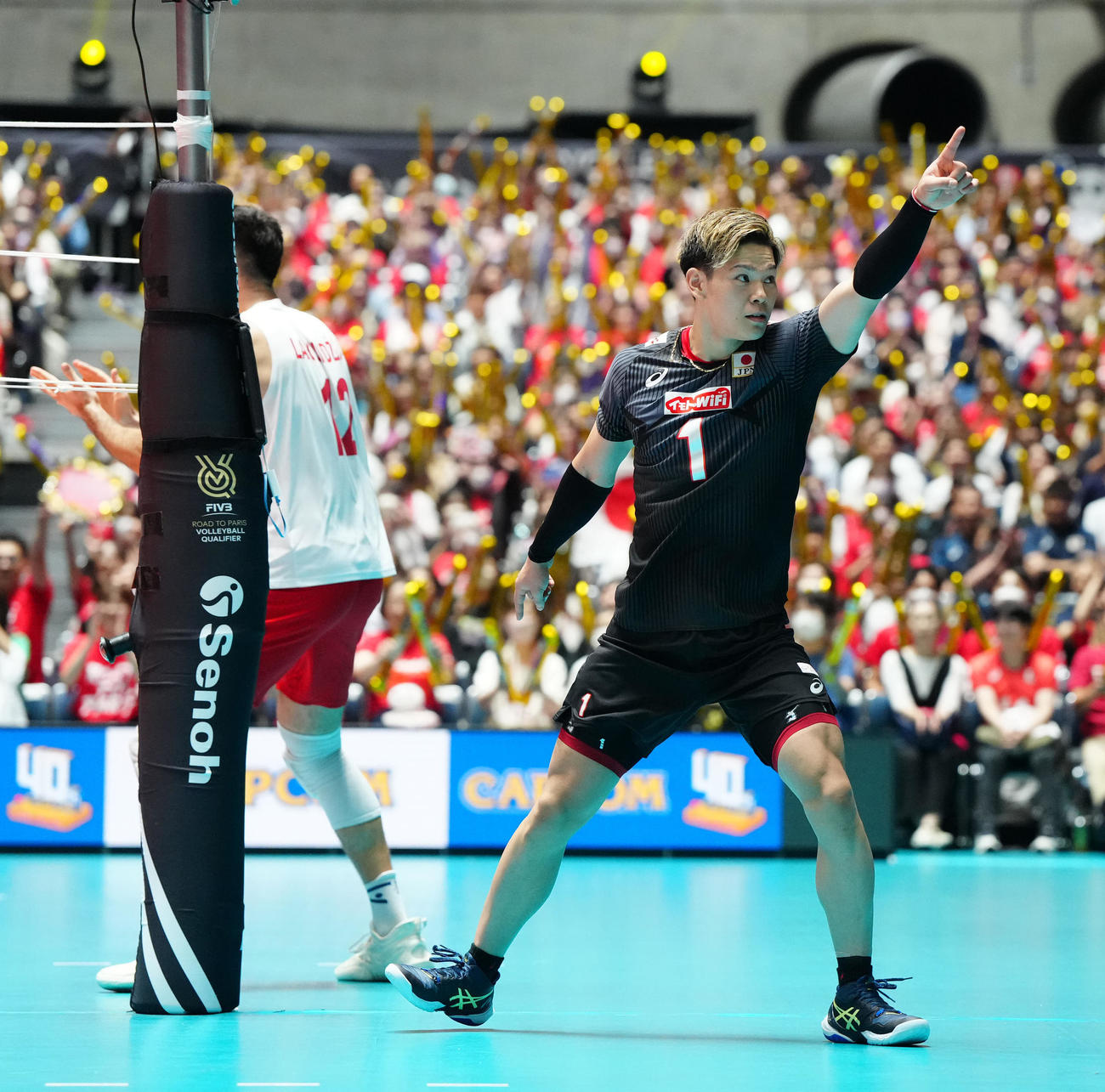 日本対トルコ　第1セット、スパイクを決め、指を突き上げる西田（撮影・江口和貴）