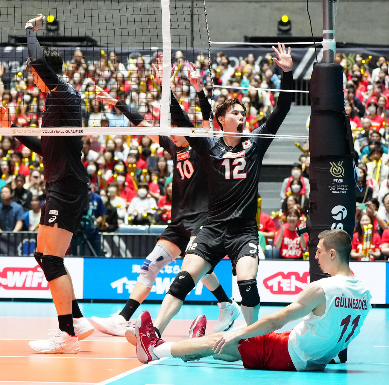 日本対トルコ　第2セット、ブロックを決め、喜ぶ高橋藍（後方右）（撮影・江口和貴）