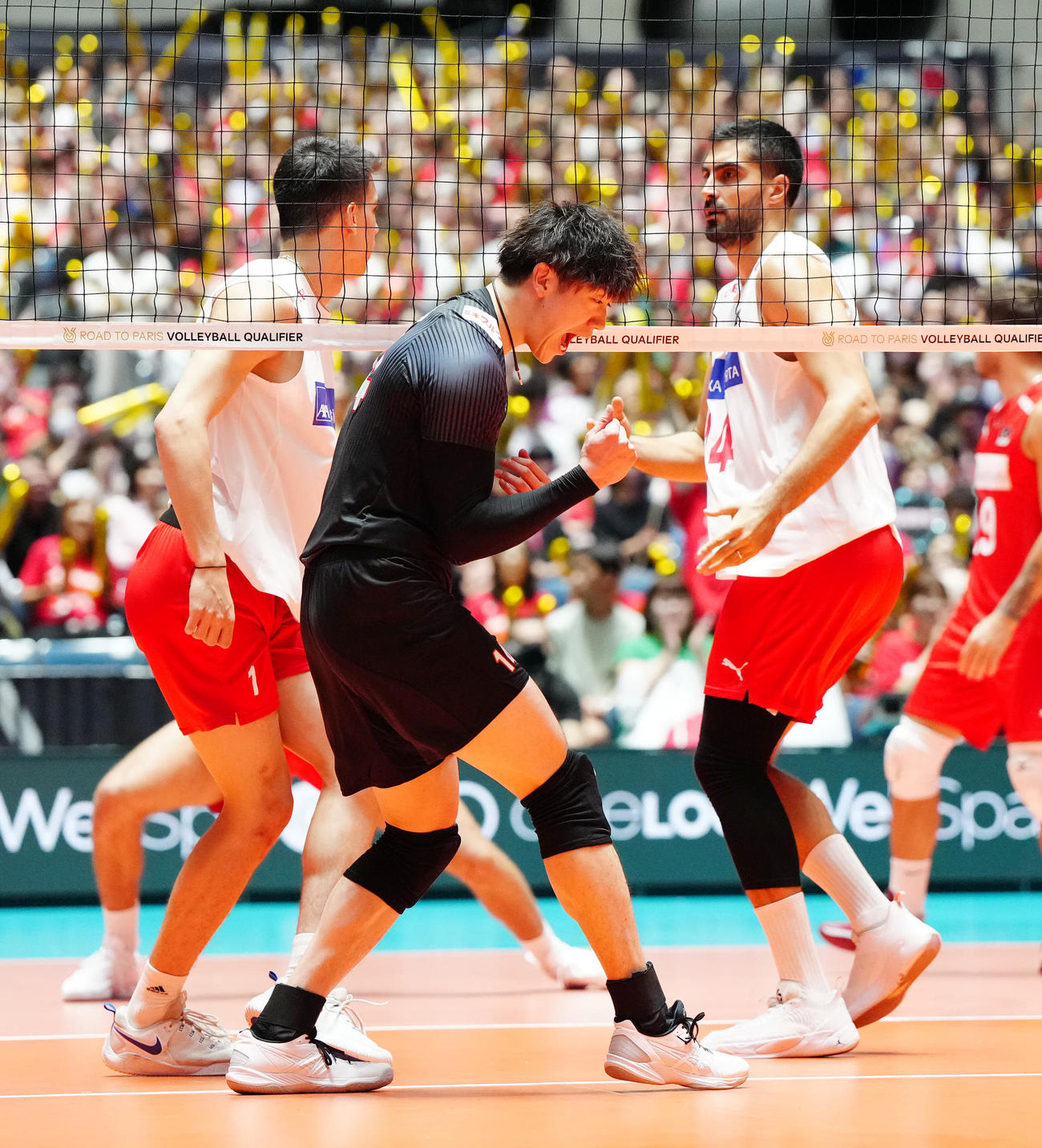 日本対トルコ　第3セット、スパイクを決め、ガッツポーズを見せる石川（撮影・江口和貴）