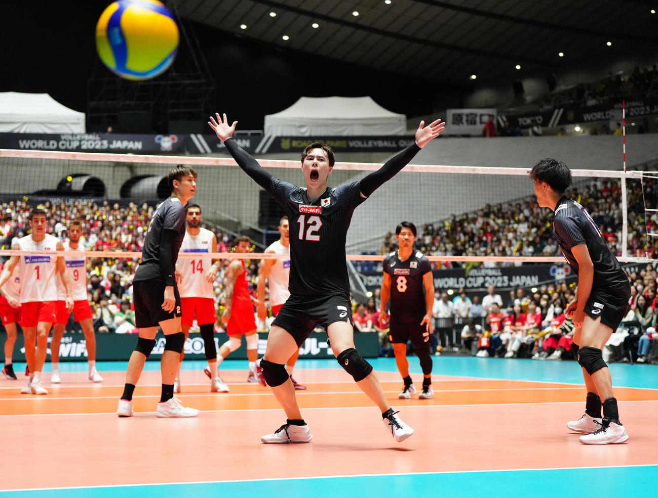 日本対トルコ　第3セット、相手サーブがアウトとなり、ストレート勝ちを決め、歓喜する高橋藍（中央）（撮影・江口和貴）