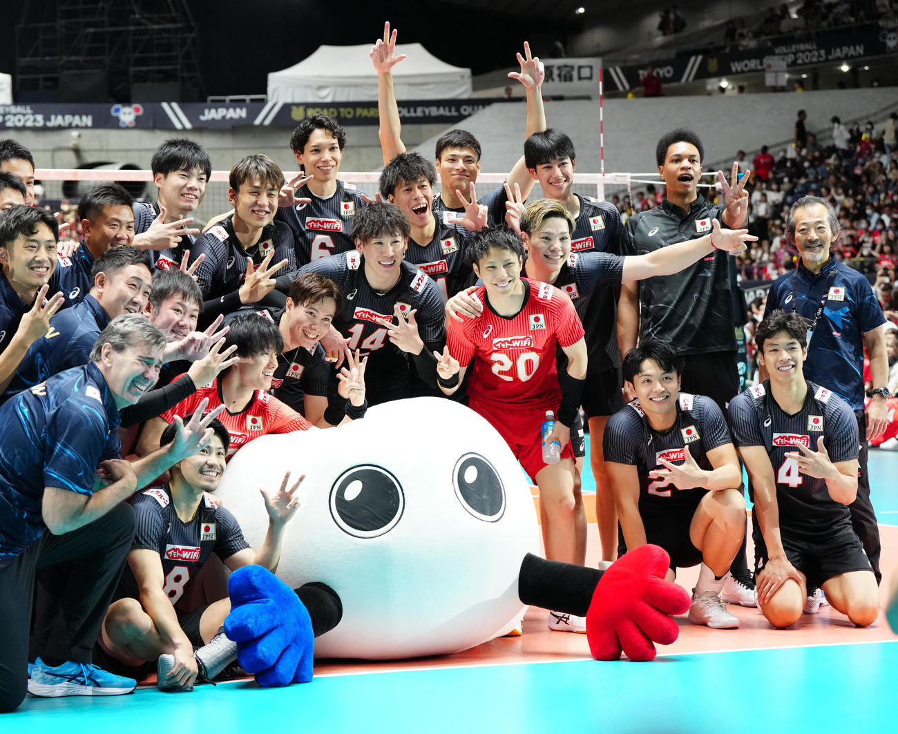 日本対トルコ　トルコにストレート勝ちし、集合写真に納まる日本代表の選手たち（撮影・江口和貴）