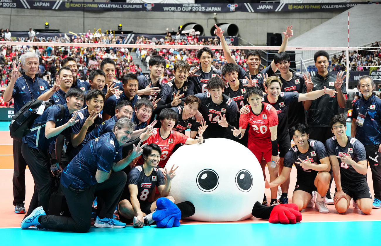 日本対トルコ　トルコにストレート勝ちし、集合写真に納まる日本代表の選手たち（撮影・江口和貴）