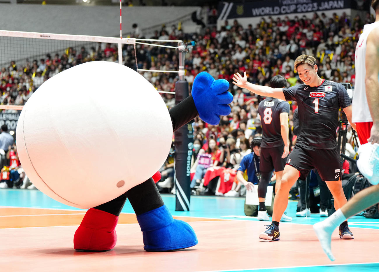 日本対トルコ　試合後、バボちゃんと同じポーズを見せる西田（撮影・江口和貴）