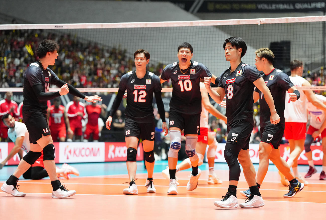 日本対トルコ　第1セット、チーム得点でガッツポーズの関田（手前）（撮影・江口和貴）