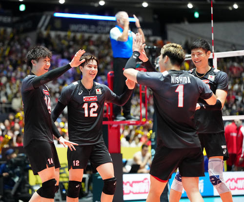 日本対トルコ　第1セット、得点で喜ぶ石川（左端）ら日本代表の選手たち（撮影・江口和貴）
