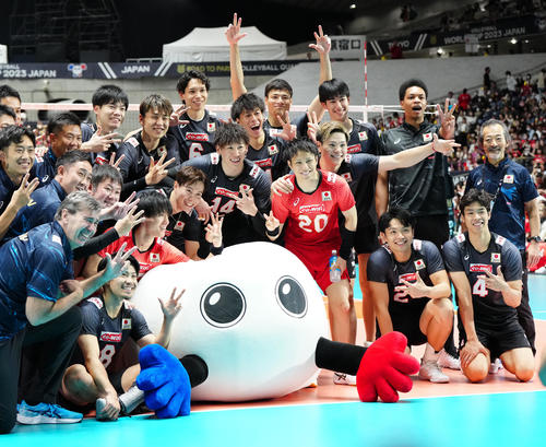 日本対トルコ　トルコにストレート勝ちし、集合写真に納まる日本代表の選手たち（撮影・江口和貴）