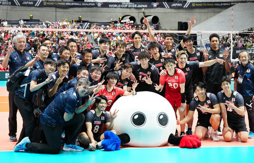 日本対トルコ　トルコにストレート勝ちし、集合写真に納まる日本代表の選手たち（撮影・江口和貴）