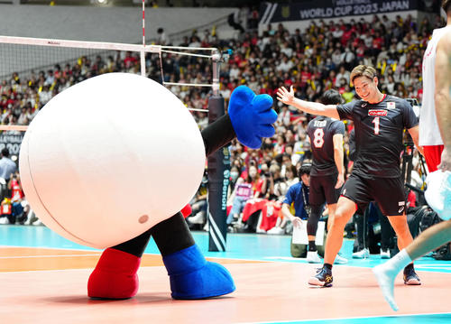 日本対トルコ　試合後、バボちゃんと同じポーズを見せる西田（撮影・江口和貴）