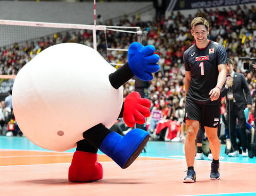 日本対トルコ　試合後、バボちゃんと同じポーズを見せ、笑顔を見せる西田（撮影・江口和貴）