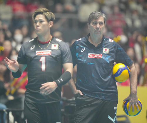 日本対トルコ　試合前練習を見つめるブラン監督（右）。左は西田（撮影・江口和貴）